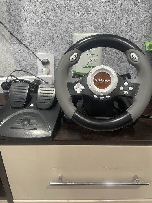 Игравой руль в комплекте всё есть