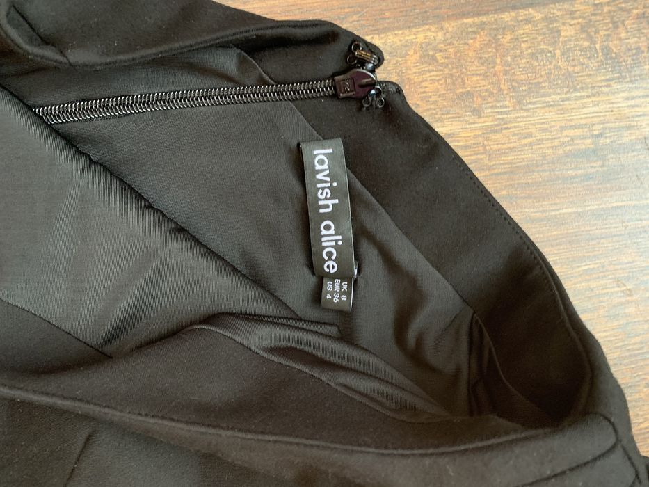 Rochie de ocazie pe un umar foarte frumoasa pe corp marimea S