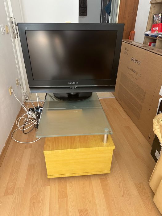 Телевизор, стойка за телевизор