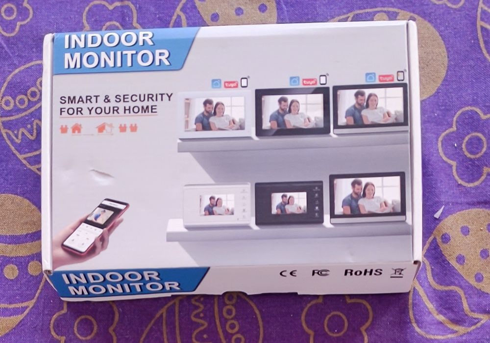 Video interfon digital cu camera și 2 monitoare.