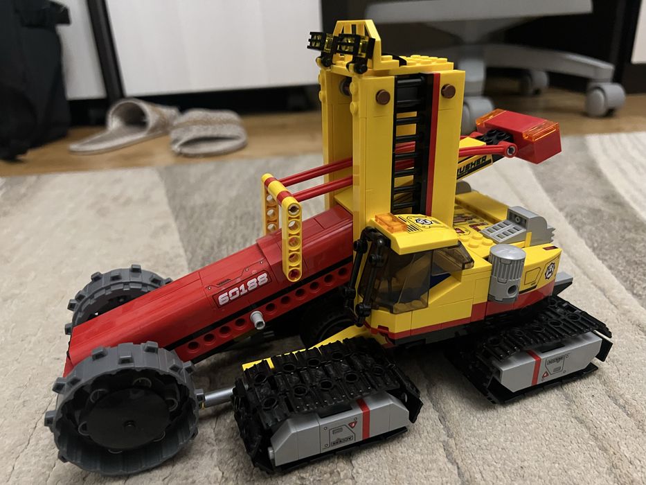 Продам Lego гусеничный бульдозер