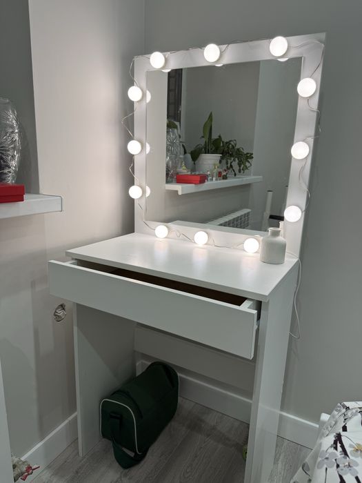 Туалетный стол в хорошем состояний