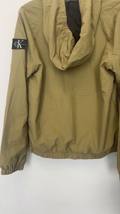 Продавам ветровка на calvin klein за дете до 12години!якето е за момче