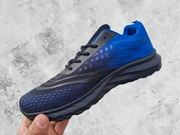 Дишащи олекотени мъжки маратонки в преливащо синьо и черно.