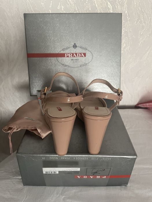 Босоножки лакированные