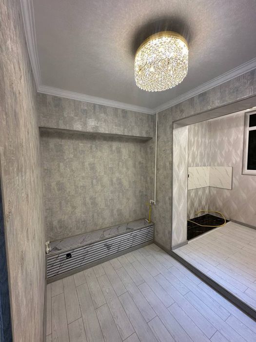 Кора камиш 2/4 1 хона квартира сотилади