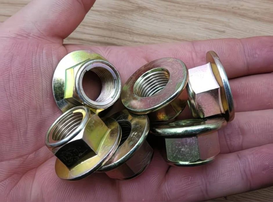 Шпильки гайки для скутера
