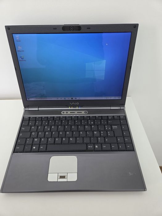 Sony VAIO PCG‑6Q1M – работещ с батерия и зарядно.