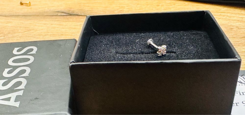 Assos пиърсинг Бяло Злато.