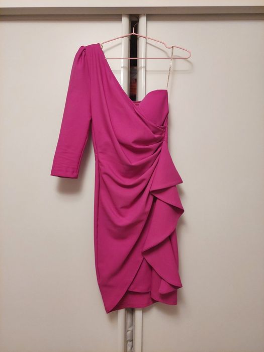 Красивое платье цвета фуксия