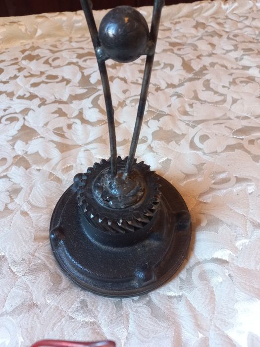 Метален свещник.Интересен модел.