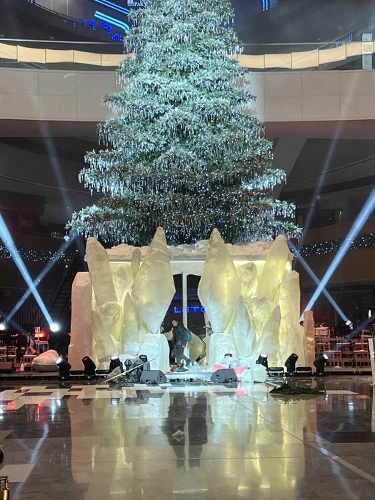 Кристалы, ледянные скалы, золотые пещеры, прозрачный декор