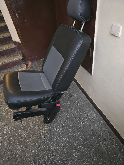 Продавам седалка за Фолксваген т5 от втория ред.