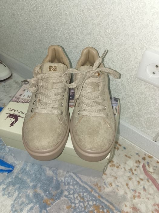 Продам новые кроссовки размер 36