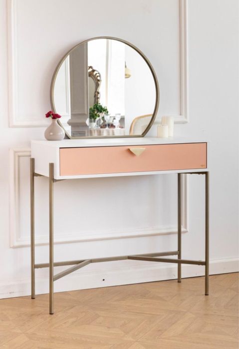 Туалетный столик для макияжа с зеркалом и выдвижной полочкой.