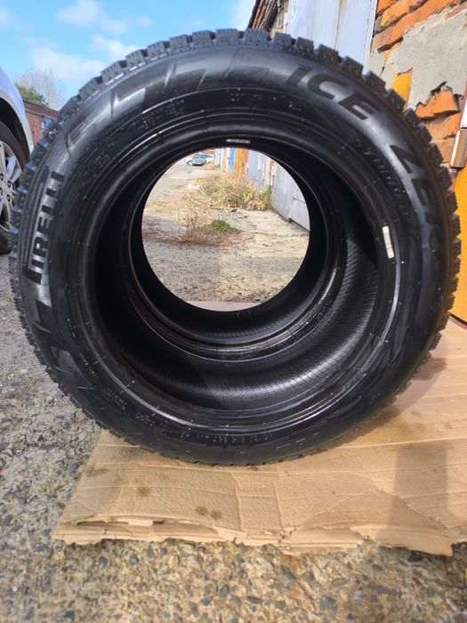 Продам комплект шин Pirelli ice zero 185/60/R15