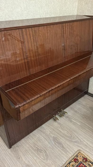 Продам 2 кресла и пианино