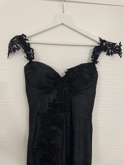 Rochie neagră elegantă de seară cu corset reglabil și spate decupat