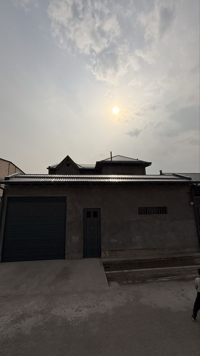 Uy sotiladi sergli kiya salon 3 sotu orqasda zor qurilgan