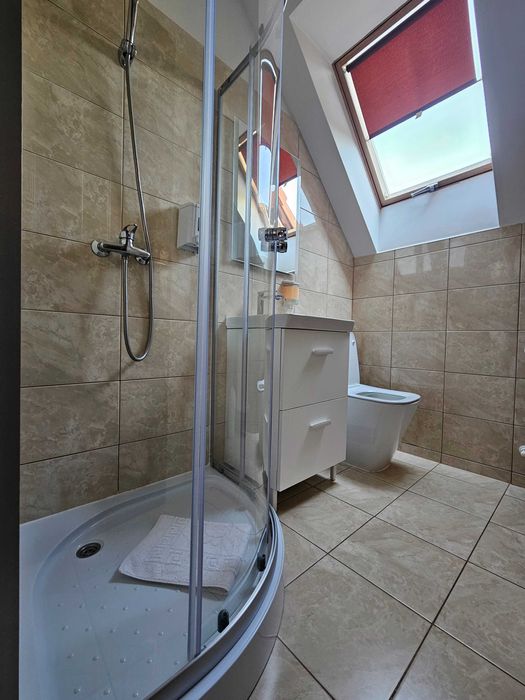 Pensiune cu 6 camere cu băi private, 18 locuri