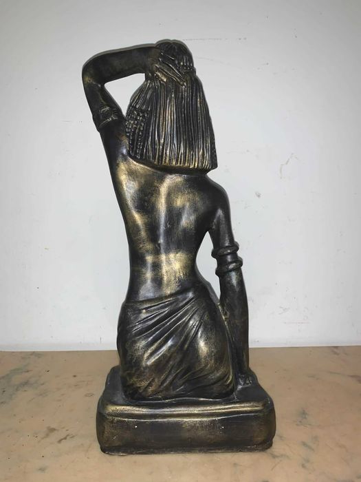 Statuie cu tenta egipteana