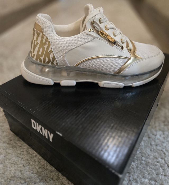 Спортни обувки DKNY