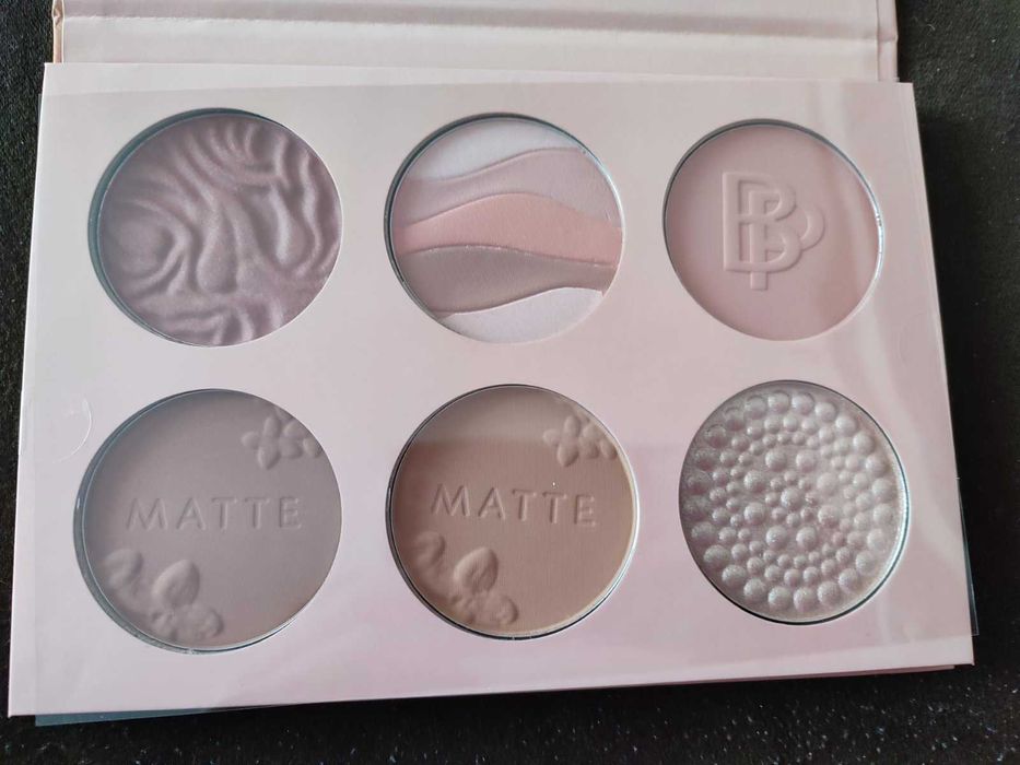 Продавам оригинална палитра – нова, неползвана