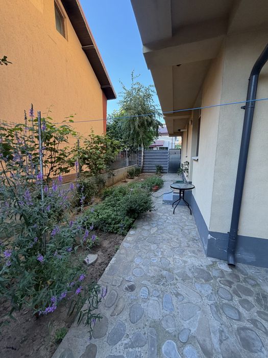 Apartament 2 camere decomandat de  vanzare + curte proprie , str amurgului  nr 37,parter /2