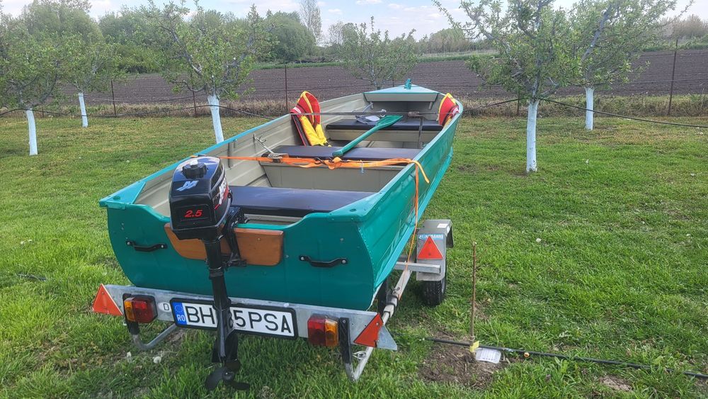 Barca din aluminiu cu motor și peridoc