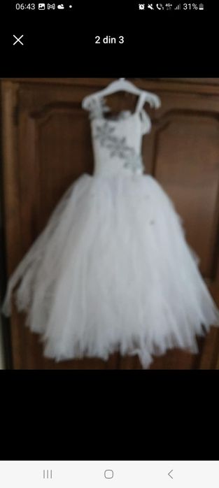 Vînd rochiță fulg de nea