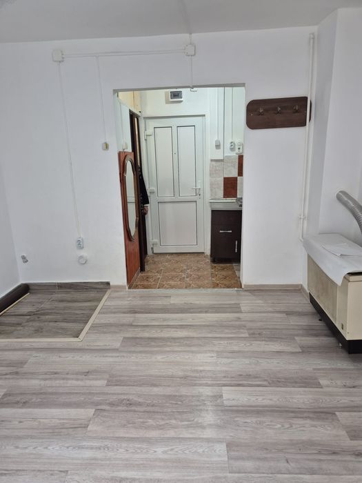Garsoniera de vanzare, Dej