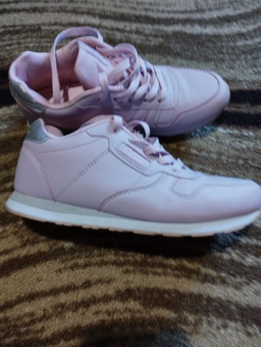 Розови маратонки