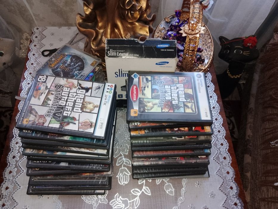 Игровой системник продам+дисковод, диски (игры)всё есть