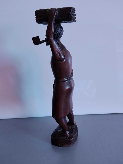 Statuetă africană lemn exotic - Femeie cu pipă și legătură lemne 23 cm