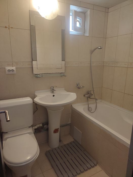 Propietar,închiriez apartament cu o cameră,decomandat in Nicolina 1