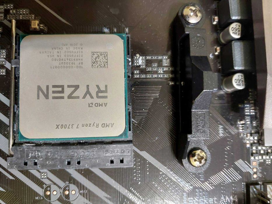 AMD Ryzen 7 3700X + Gigabyte A520 Aorus Elite