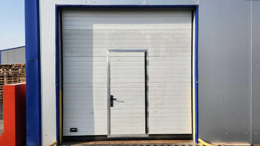 Фурнитура для секционных ворот, в наличии есть всё.