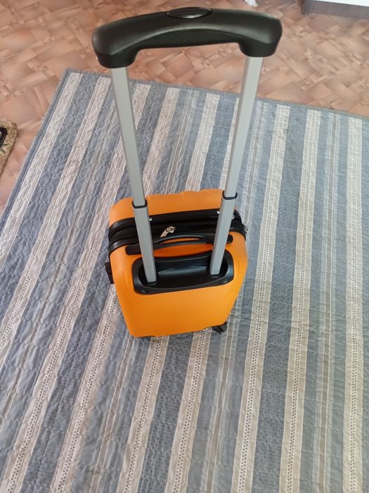 Чемодан продам новый