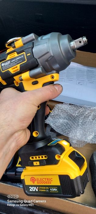 Cheie Impact  cu 2 accu + încarcator