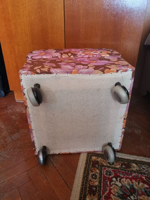 Табуретка с десен на цветя