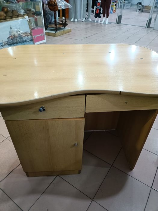 Стол из плотного дерева