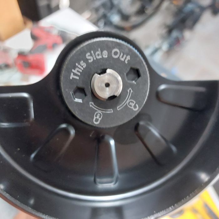 НОВ безчетков акумулаторен ъглошлайф Девалт Dewalt DCG405 18V