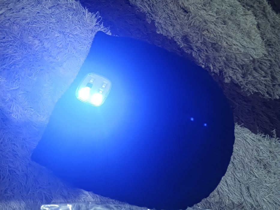 Мъжка шапка с лед светлина и подарък