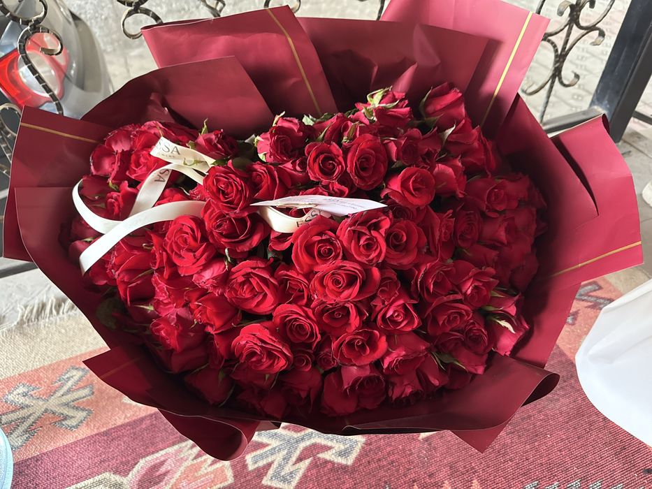 Цветы вчера вечером принесли