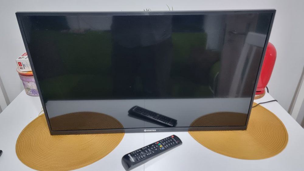 Led Vortex Smart tv 81cm ,cu led rosu aprins ,consumabile și accesorii