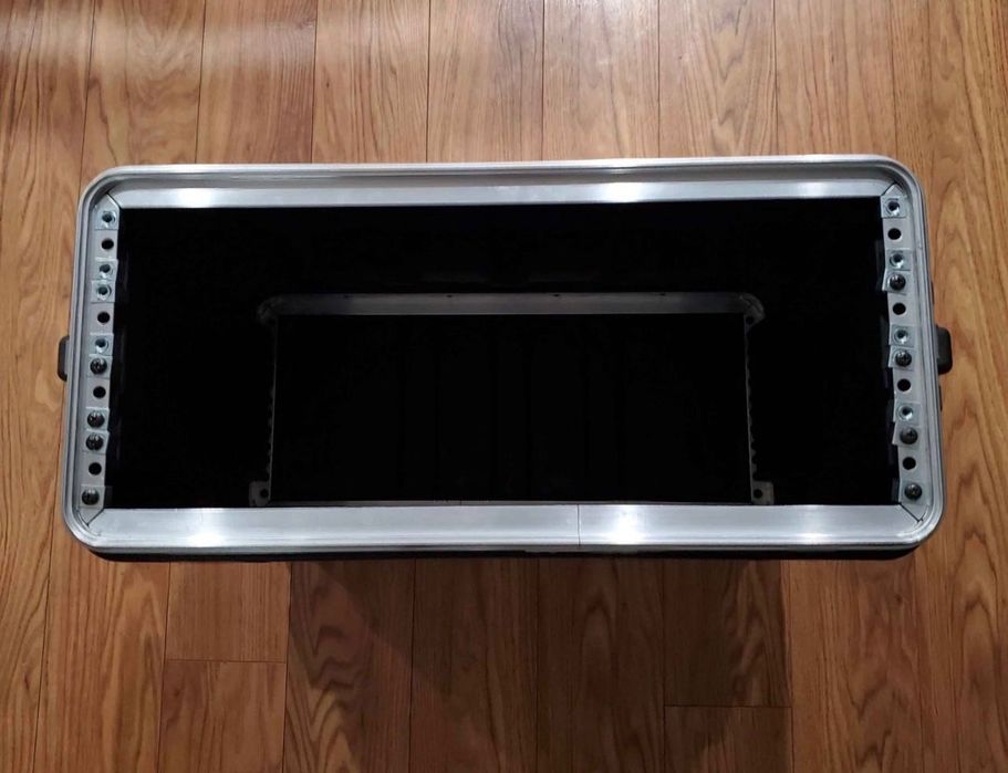 SKB 4 space rackmount case