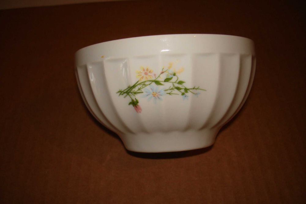 Set 6 boluri si două platouri portelan