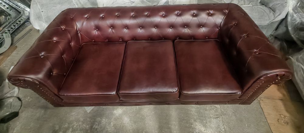 Canapea Chesterfield 3 locuri, stil elegant clasic englezesc. Tapițerie maro premium, foarte confortabilă și într-o stare excelentă. Ideală pentru liv