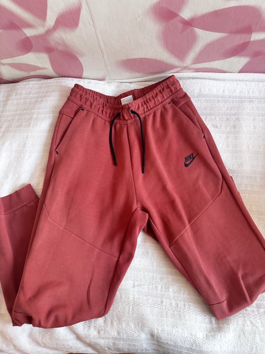 Продавам оригинален Nike Tech