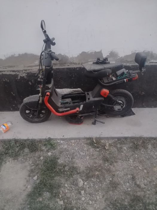 Продам скутер на запчасти все есть